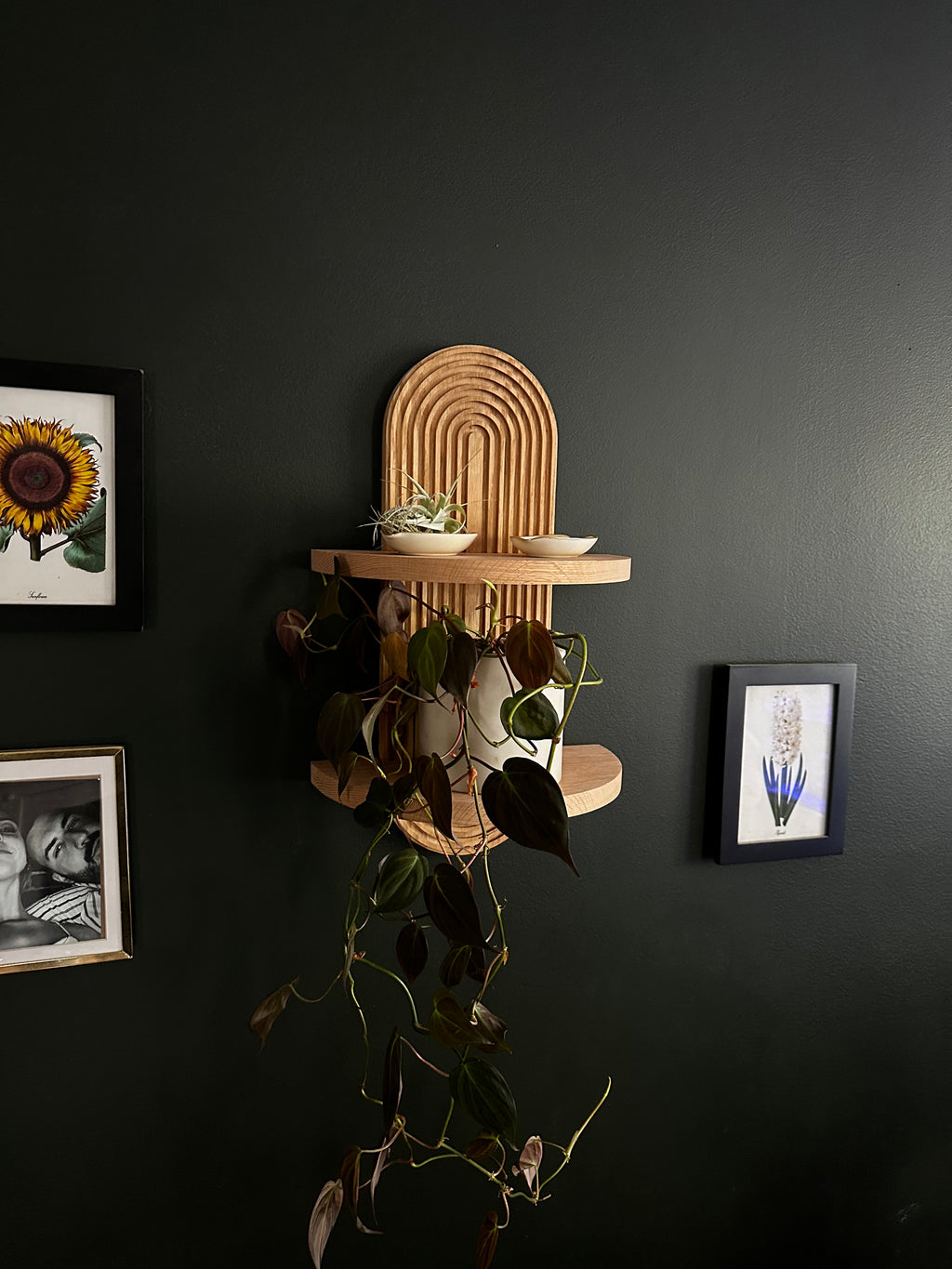 Minimalist floating shelf – The Crescent, made from high-quality oak with sleek, straight fluting.